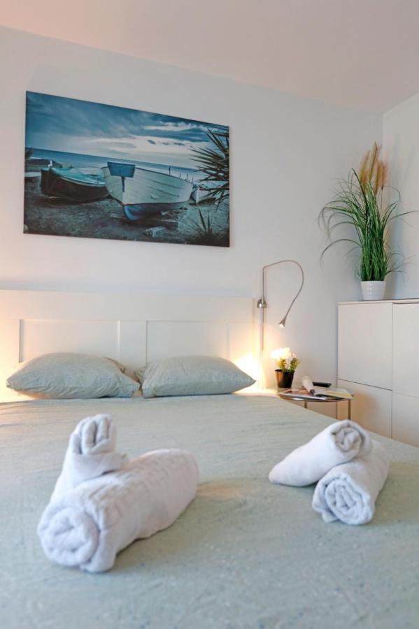 Gorgeous 2 Bedroom Duplex In City Center Bucureşti Ngoại thất bức ảnh